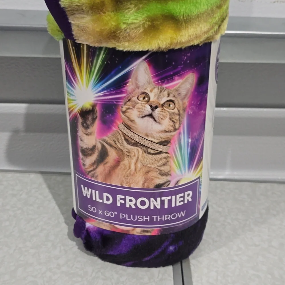 Wild Frontier Plush Throw‎ Wilderness Galactic Cat Multicolor 50 X 60